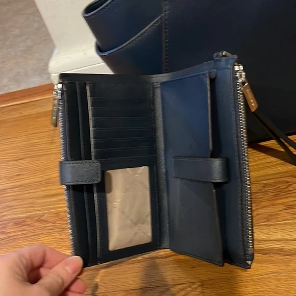 Michael Kors Women's Jet Set Travel Saffiano Leather Chain Shoulder Tote, Large - Picture 6 of 6